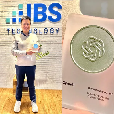 Donny Riyadi Santoso, CEO von IBS Technology, mit der OpenAI-Auszeichnung, und eine Nahaufnahme der Plakette: IBS Technology GmbH, honored for passing 10 Billion Tokens